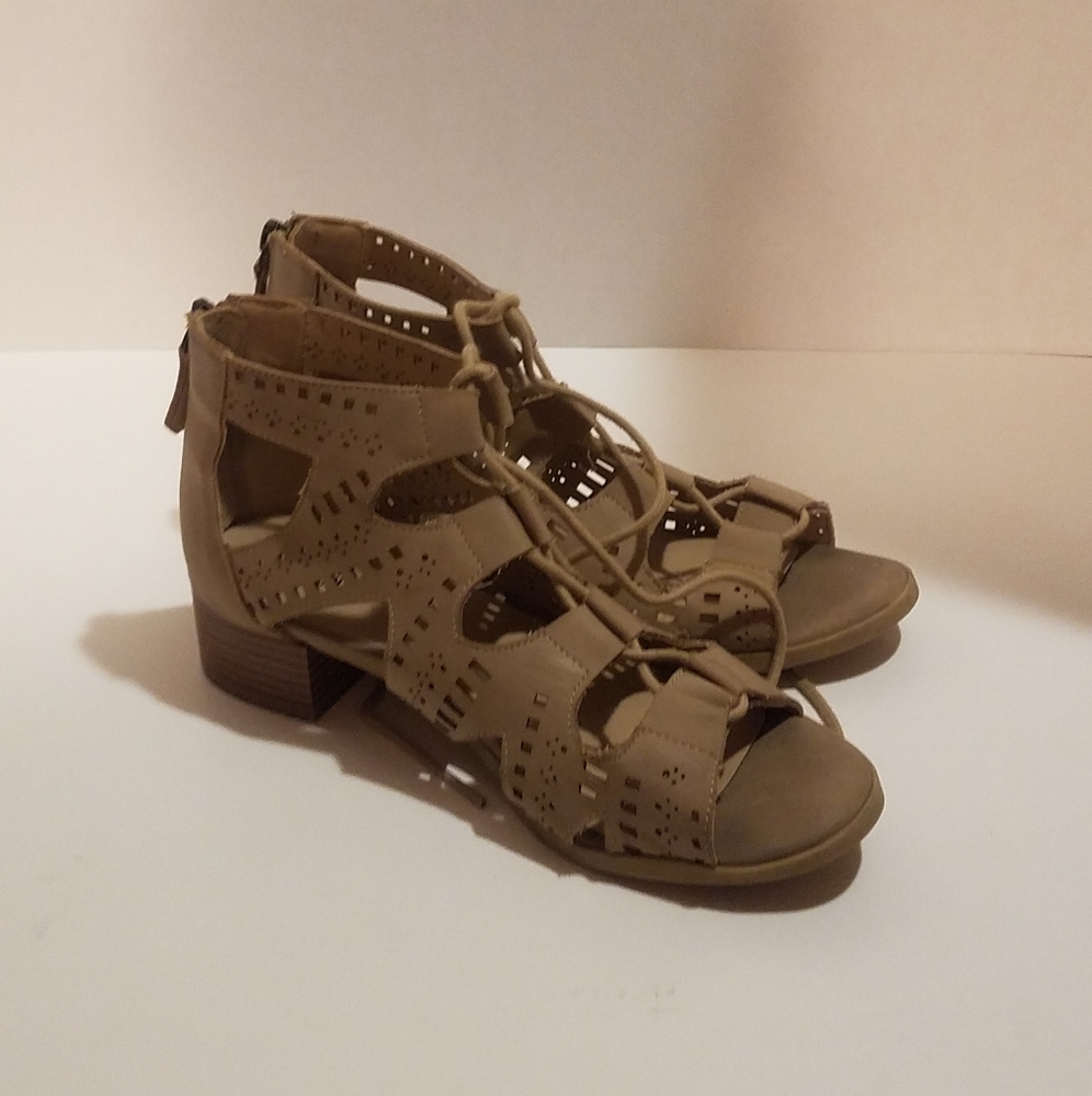 Harper Canyon Women's Size 4 Gladiator Shoes.